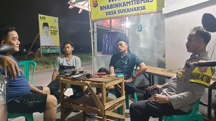 Bhabinkamtibmas Polsek Pasar Kemis Ngobrol Di warung Bhabinkamtibmas Bersama Warga