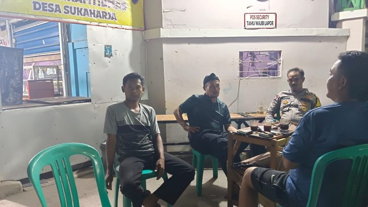 Bhabinkamtibmas Polsek Pasar Kemis Ngobrol Di warung Bhabinkamtibmas Bersama Warga