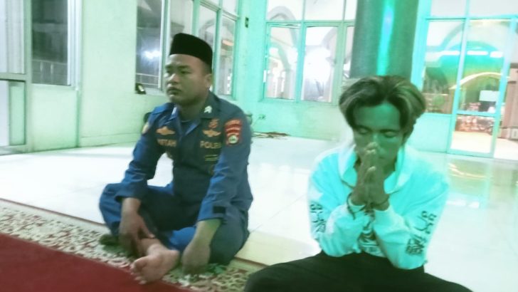 Personil satpolairud melaksanakan kegiatan subuh keliling