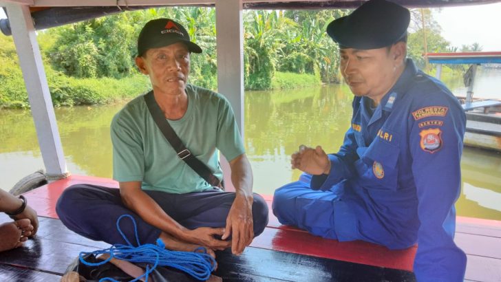 Aiptu Sahrudin melaksanakan patroli barcode di mooring uun titi