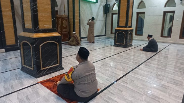 Melalui Giat Subuh Keliling, Bhabinkamtibmas Tingkatkan Silaturahmi dengan Masyarakat