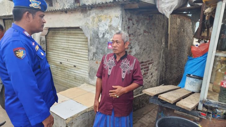 Bripka F.silaen melaksanakan cooling sistem kepada masyarakat pesisir kronjo