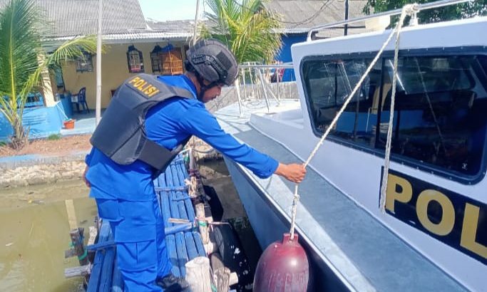 Petugas jaga melakukan pemeriksaan alat apung