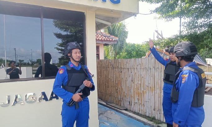 Ka jaga Bripka F Silaen melakukan pengecekan cctv Mako