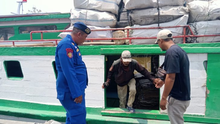 Bharaka Khairul melaksanakan pengawasan di pelabuhan tradisional kapal penumpang dan barang