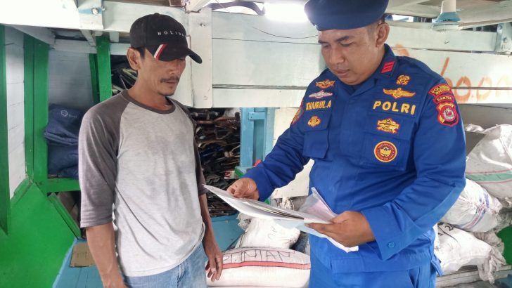 Guna tertib administrasi anggota satpolairud melakukan pengecekan dokumen kapal penumpang dan barang