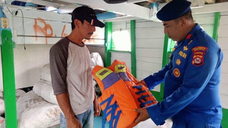 Lakukan pengecekan alat keselamatan di kapal tradisional penumpang dan barang