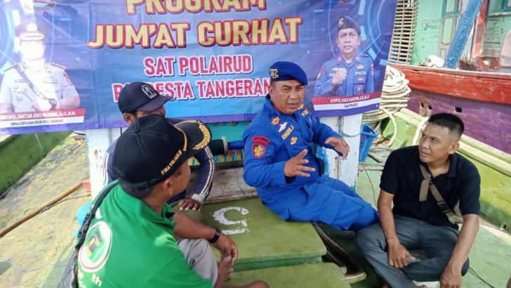Melaksanakan Jumat curhat terhadap masyarakat nelayan kronjo