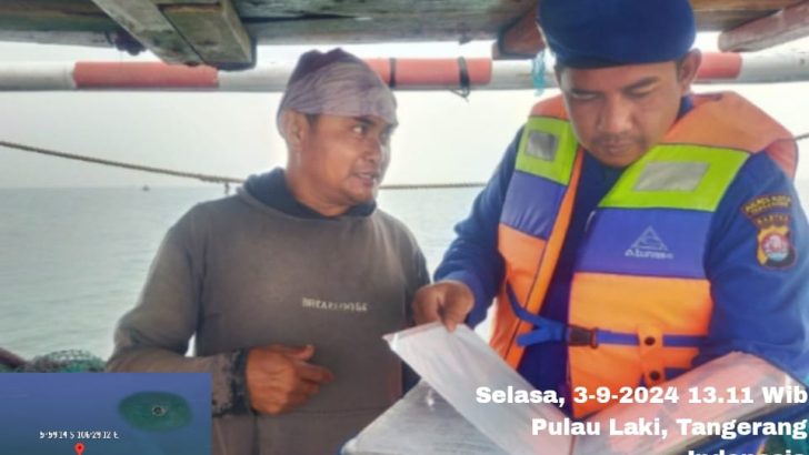 Kapal patroli melakukan pemeriksaan kapal nelayan di perairan pulau laki