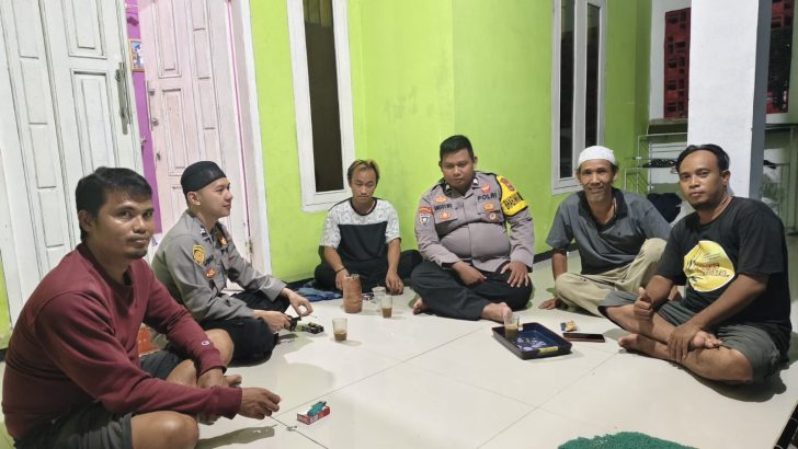 Menyampaikan Pesan Pesan Kamtibmas, Bhabinkamtibmas Polsek Cisoka Polresta Tangerang laksanakan Program Sambang Dan Program Polisi RW