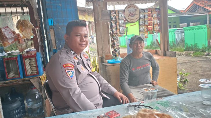Bhabinkamtibmas Polsek Cisoka Gelar Kegiatan Sambang dan Ngopi Bareng untuk Sosialisasi KamtibmasKab. Tangerang – Untuk mendekatkan dengan warganya, Personel ,Polsek Cisoka Polresta Tangerang Polda Banten briptu anggi nyambangi warganya dalam kegiatan Sambang Polisi Kades. Selasa(03/09).Menurut Kapolresta Tangerang Kombes Pol Baktiar Joko Mujiono, S.I.K., M.M. melalui Kapolsek Cisoka AKP Eldi menjelaskan Kegiatan Sambang ini merupakan kegiatan Rutin yang wajib dilakukan oleh Personel Kepolisian Khususnya Polsek Cisoka Polresta Tangerang Polda Banten.Sambang Polisi RW merupakan program inovasi yang dicetuskan oleh Polresta Tangerang untuk meningkatkan pelayanan serta untuk lebih dekat dengan masyarakat. “Implementasi dari program ini adalah menempatkan satu polisi untuk satu RW (Rukun Warga). Namun, personel polisi yang bertugas pada program ini diluar dari anggota Bhabinkamtibmas yang ada di masing – masing kelurahan.” Ujar Kapolsek Cisoka.