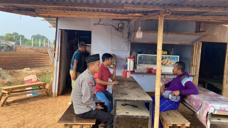 Sambangi Warung Milik Warga Binaanya, Bhabinkamtibmas Sampaikan Pesan Kamtibmas