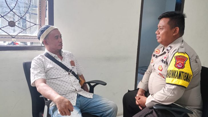 Tetap Jaga Keamanan Di Wilayahnya, Anggota Bhabinkamtibmas Polsek Cisoka Polresta Tangerang laksanakan Program Sambang Polisi RW Di Desanya.