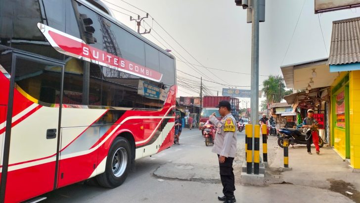 Bripka Trian melakukan gatur lalin di perempatan lampu merah Kukun