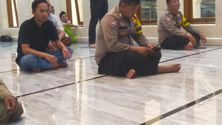 Aiptu Mashabi dan Bripka Hendrasari Piket Binmas Sholat Subuh Keliling di Masjid Nurul Yaqin