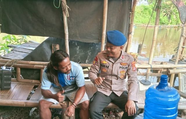 Petugas jaga melaksanakan kegiatan patroli barcode di mooring uun titi