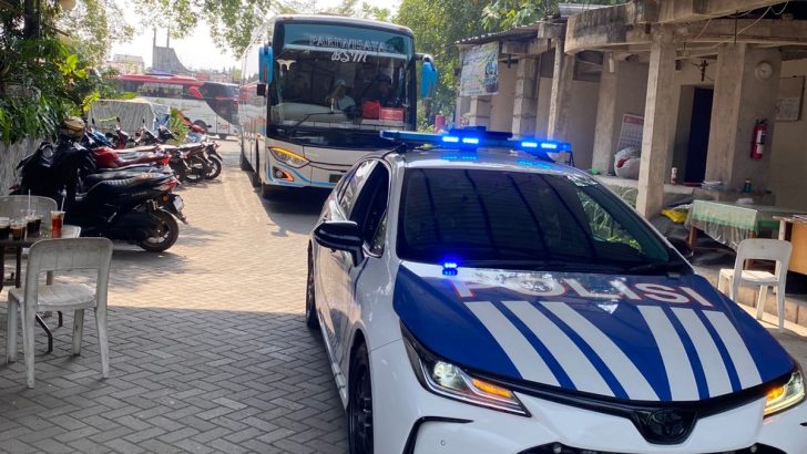 Polisi Kawal Keberangkatan Jemaat Gereja St. Gregorius Agung ke Gelora Bung Karno