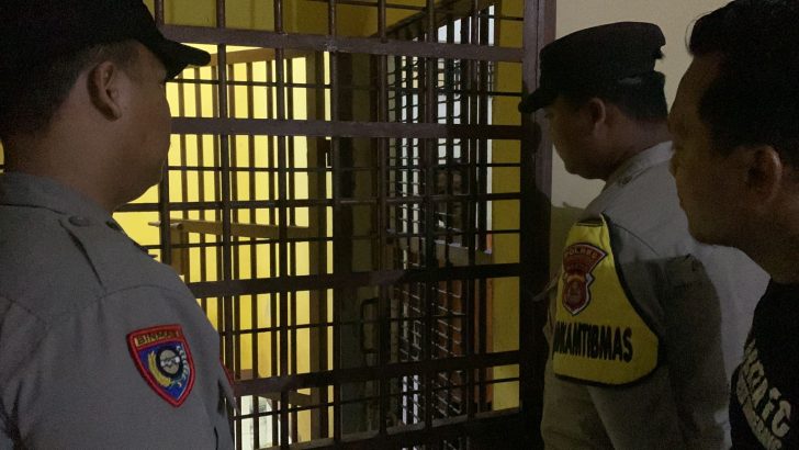 Protap Tiap Hari Personil Polsek Mauk Polresta Tangerang Polda Banten Cek Ruang Tahanan Pada Malam Hari