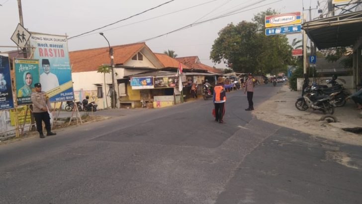Anggota Bhabinkamtibmas Polsek Mauk Gatur Lalin Pagi Hari Diperempatan SMAN 2 Kab. Tangerang