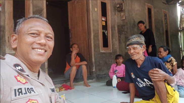 Aipda Bambang kunjungi Tokoh Masyarakat di Desa Koper guna menjalin Tali Silaturahmi dengan para Sesepuh.