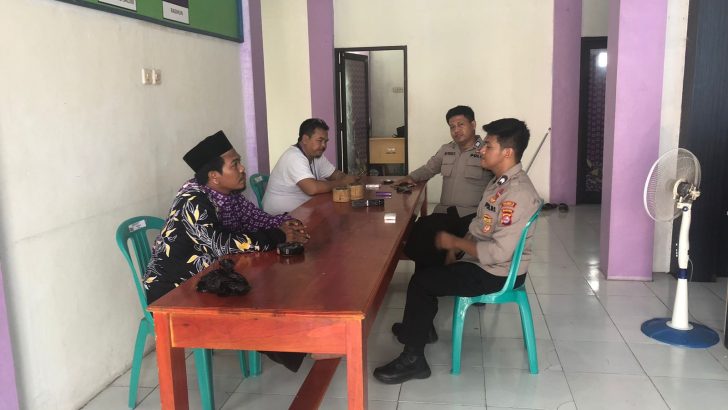 Bripka Dwi dan Briptu Angga lakukan Sambang DDS sebagai bentuk upaya menjalin Sinergitas dengan Aparatur Desa Cipaeh