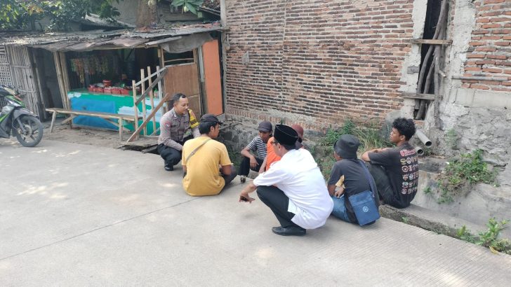Sambangi Warga Dalam Rangka Program Polisi Peduli Pengangguran Bripka Landung Setyawan Berikan Motifasi