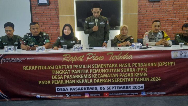 Bhabinkamtibmas Desa Pasar Kemis Hadiri Rapat Pleno Rekapitulasi DPSHP di Desa Pasar Kemis