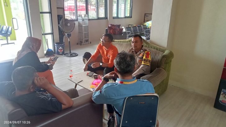 Bhabinkamtibmas Bripka Abdul Mujizat Sambang Dengan Tokoh Masyarakat di Kelurahan Sindang Sari