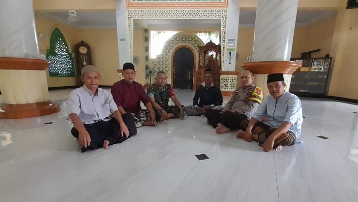 Usai Sholat Zuhur Berjama’ah di Masjid Al Ghuroba, Bhabinkamtibmas Silaturahmi Dengan Ketua DKM