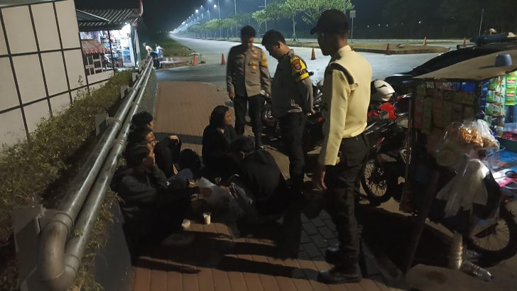 Patroli Polsek Pasar Kemis Bubarkan Remaja Nongkrong di Malam Hari