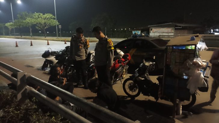 Sambangi Remaja Yang Sedang Nongkrong di Pinggir jalan, Polsek Pasar Kemis Lakukan Patroli dan Beri Himbauan Kamtibmas