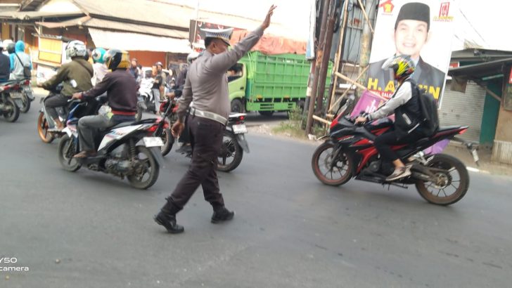 Gatur Pagi, Polisi Berikan Kelancaran Dijalan Raya