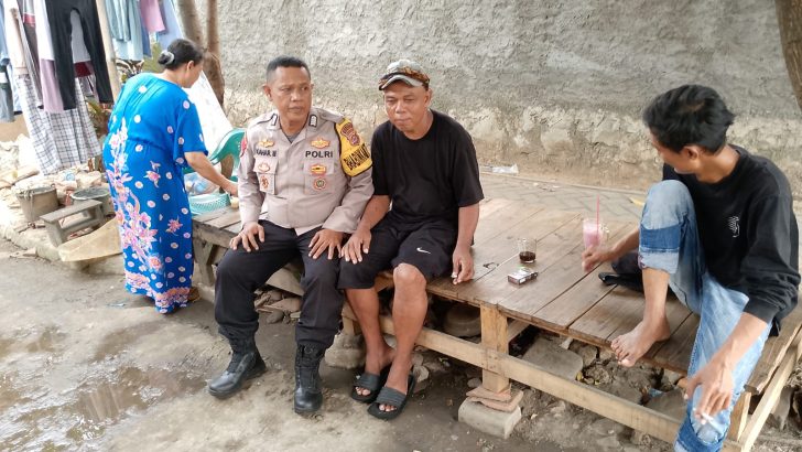 Bhabinkamtibmas berikan Motivasi kepada Warga di Desa Pangadegan Yang Masih Menganggur