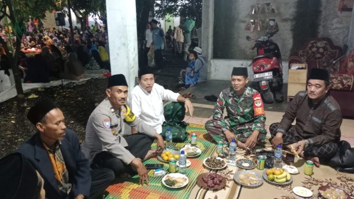 Bhabinkamtibmas Polsek Pasar Kemis Bersama Babinsa Hadiri Maulid Nabi Muhammad SAW Di Mushola Al Kheiriyah