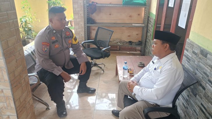 Bhabinkamtibmas Polsek Cisoka Laksanakan Sambang WargaKab. Tangerang – Untuk mendekatkan dengan warganya, Personel ,Polsek Cisoka Polresta Tangerang Polda Banten briptu anggi nyambangi warganya dalam kegiatan Sambang Polisi Kades. Selasa(10/09).Menurut Kapolresta Tangerang Kombes Pol Baktiar Joko Mujiono, S.I.K., M.M. melalui Kapolsek Cisoka AKP Eldi menjelaskan Kegiatan Sambang ini merupakan kegiatan Rutin yang wajib dilakukan oleh Personel Kepolisian Khususnya Polsek Cisoka Polresta Tangerang Polda Banten.Sambang Polisi RW merupakan program inovasi yang dicetuskan oleh Polresta Tangerang untuk meningkatkan pelayanan serta untuk lebih dekat dengan masyarakat. “Implementasi dari program ini adalah menempatkan satu polisi untuk satu RW (Rukun Warga). Namun, personel polisi yang bertugas pada program ini diluar dari anggota Bhabinkamtibmas yang ada di masing – masing kelurahan.” Ujar Kapolsek Cisoka.