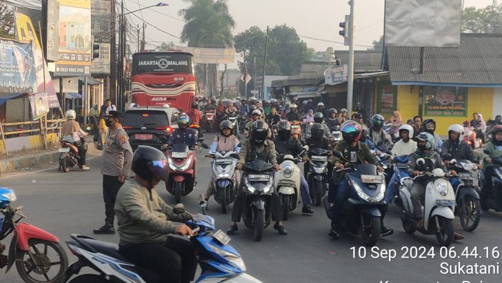 Antisipasi kemacetan, Kanit Samapta bersama anggota, melaksanakan pengaturan lalin pagi hari.