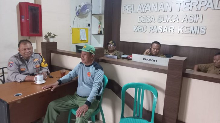 Patroli Wilayah, Bhabinkamtibmas Sambangi Linmas di Kantor Desa Suka Asih