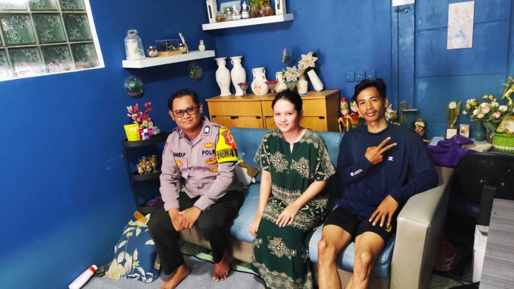 Bhabinkamtibmas Bripka Ria Sandi Sambangi Warganya Guna Ciptakan Kamtibmas Kondusif