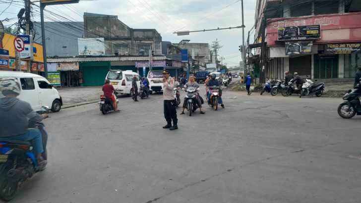 Strong Poin, Berikan Pelayanan Publik Kepolisian, Kanit Samapta Polsek Pasar Kemis Polresta Tangerang Laksanakan Gatur Lalin Pagi Hari