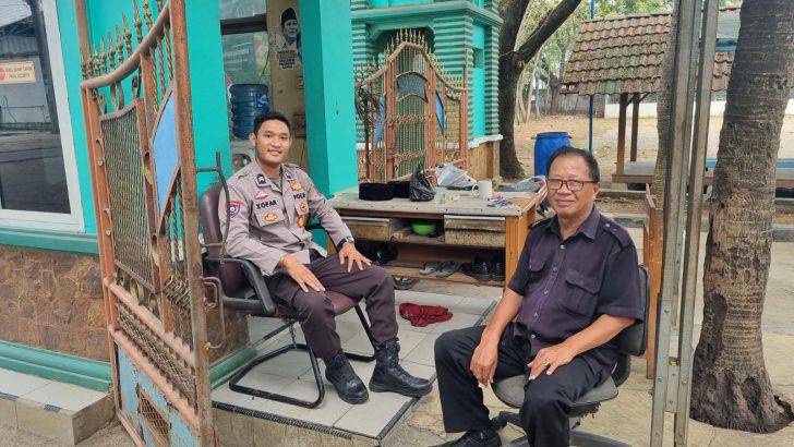 Patroli Bhabinkamtibmas Polsek Pasar Kemis di Pos Keamanan Pesantren