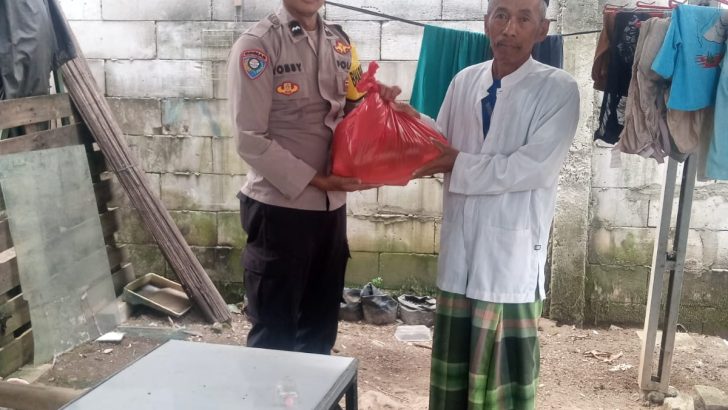 Sambangi Warga Dalam Rangka Program Polisi Peduli Pengangguran Aipda Robiana Berikan Motifasi