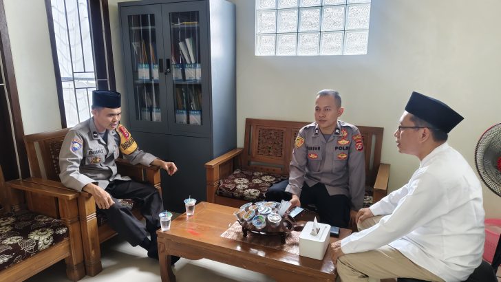 Menyampaikan Pesan Pesan Kamtibmas, Bhabinkamtibmas Polsek Cisoka Polresta Tangerang laksanakan Program Sambang Dan Program Polisi RW