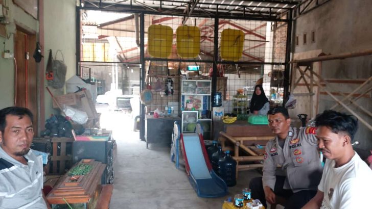 Menyampaikan Pesan Pesan Kamtibmas, Bhabinkamtibmas Polsek Cisoka Polresta Tangerang laksanakan Program Sambang Dan Program Polisi RW