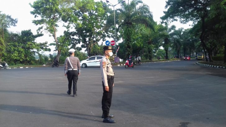 Anggota Sat PamObvit Polresta Tangerang melaksanakan Kegiatan Strong Point Pengaturan Lalu Lintas di Simpang Tiga Welcome Park Kab.Tangerang