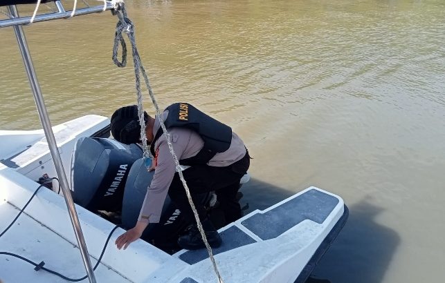 Guna Kesiapan Pelaksanaan Patroli Laut Anggota Jaga Lakukan Pengecekan Mesin Kapal Patroli XXIII-2011