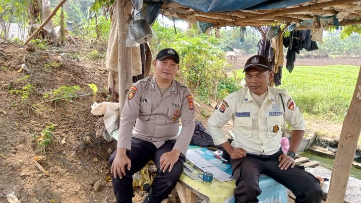 Personil Sat Pamobvit Polresta Tangerang bersama security melaksanakan pengamanan di alat berat di lokasi proyek pembangunan saluran air kawasan Cikupa mas