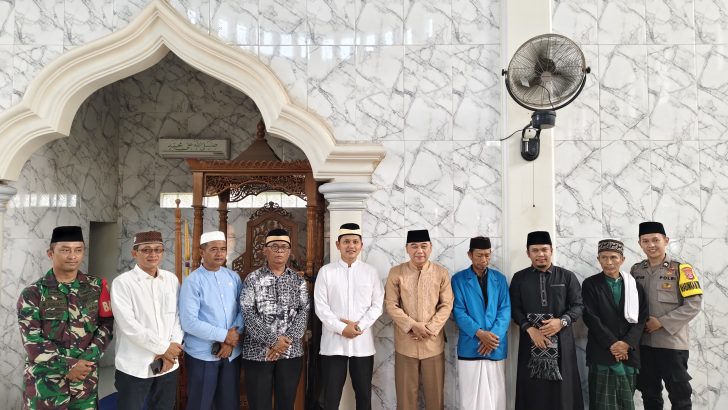Personil Polsubsektor Jayanti Polsek Cisoka Polresta Tangerang melaksanakan kegiatan dengan warga berikan himbauan keamanan di wilayah.