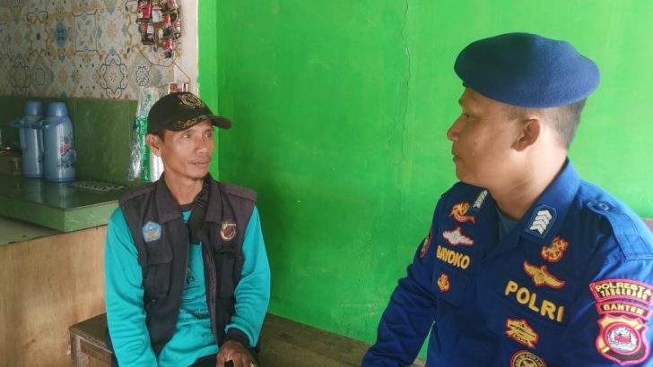 Bripka F Silaen melaksanakan kegiatan cooling sistem di Kronjo