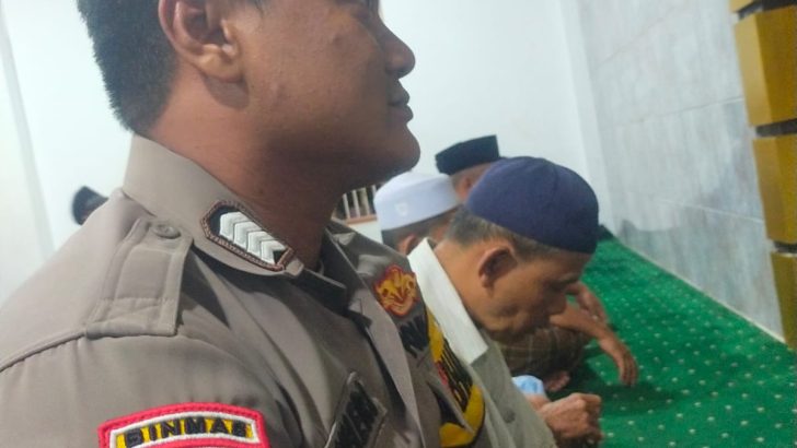 Subuhan Keliling di Mushola As Samiran, Bripka Hartanto dan Bripka Suheri Serukan Pesan Kamtibmas