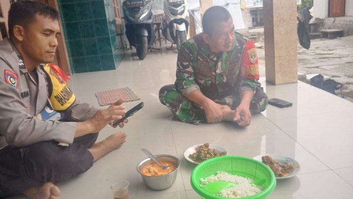 Pak Bhabin dan Babinsa kunjungi warga di Desa dalam rangka menjalin Sinergitas TNI-Polri dengan warga di Desa Talok